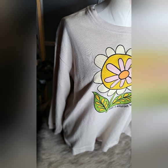 HP •Natural Life • Cute VSCO Women's Tan Crewneck Daisy Pocket Sweatshirt Medium - Picture 4 of 16